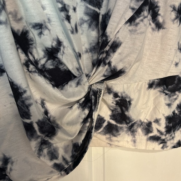 Black and white abstract tank top - Picture 2 of 5
